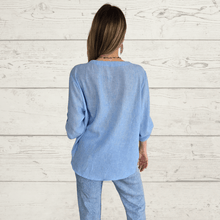 Cargar imagen en el visor de la galería, Blusa con botones en el escote, color Celeste
