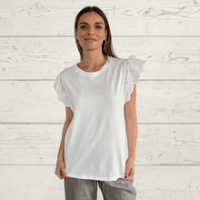 Cargar imagen en el visor de la galería, Polera con manga bordada, color Blanco
