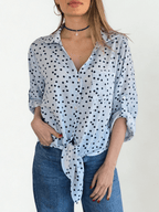 Blusa Lunares escote en V, fondo Celeste con Azul