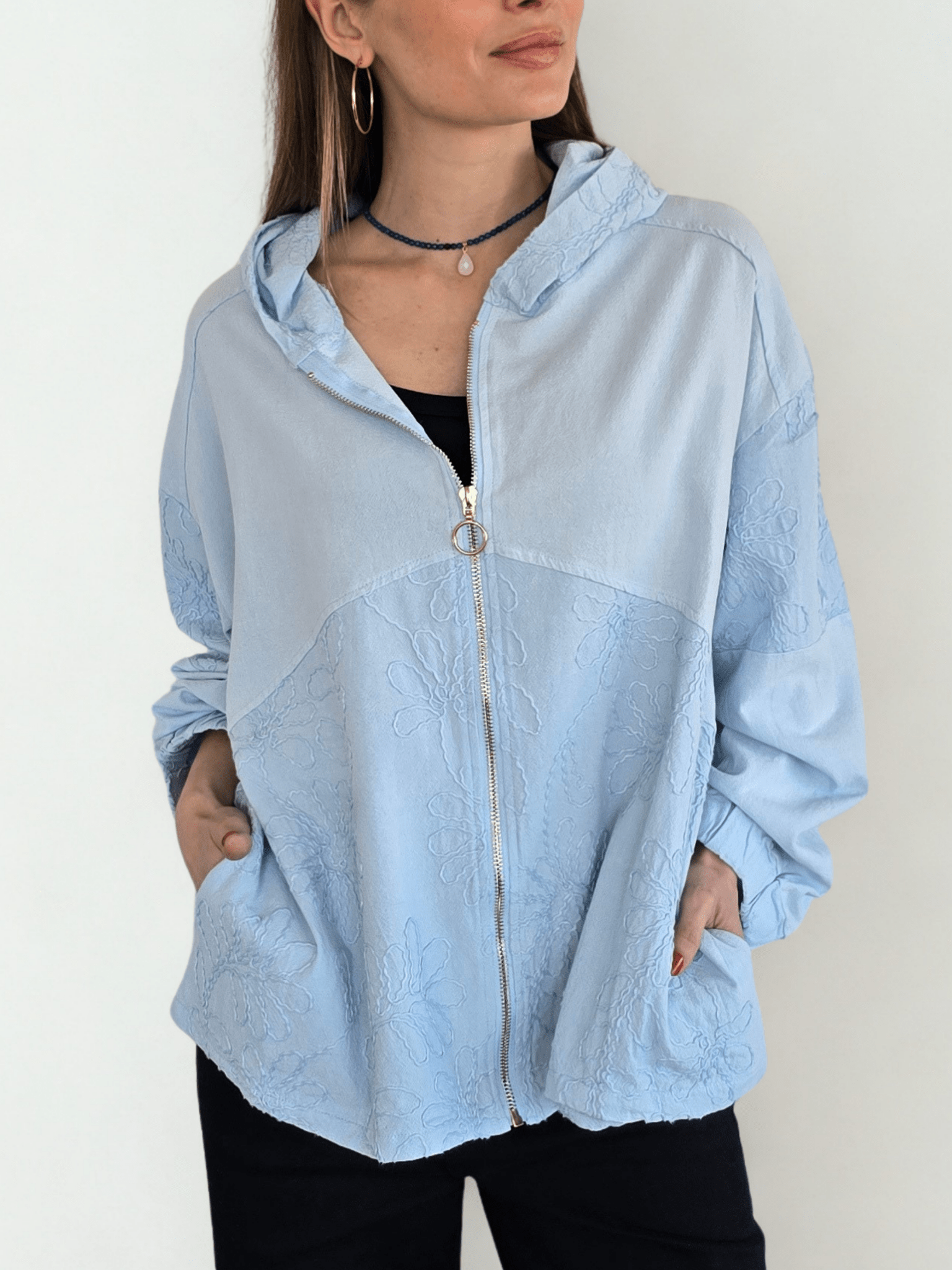 Chaqueta Bordada con Gorro, color Celeste