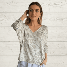 Cargar imagen en el visor de la galería, Sweater Italiano estampado geométrico, fondo Blanco con Beige

