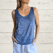 Cargar imagen en el visor de la galería, Polera Italiana sin mangas Animal Print, fondo azul
