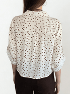 Blusa Lunares escote en V, fondo Beige con Camel