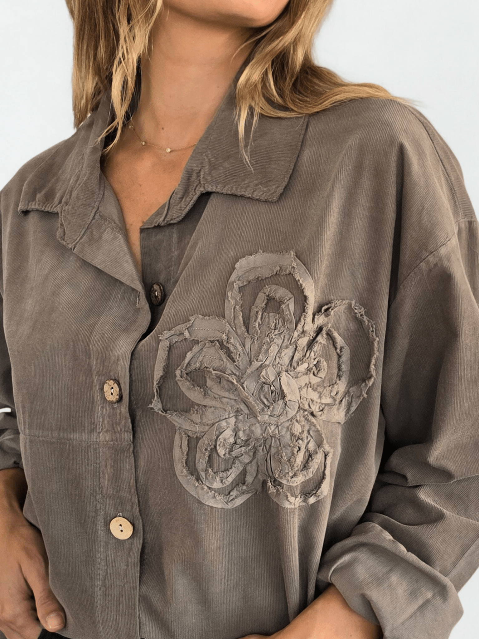 Blusa Italiana Cotelé mil rayas Flor, color Taupe