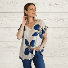 Cargar imagen en el visor de la galería, Blusa Italiana estampada escote en V, fondo Beige con Azul
