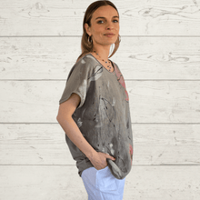 Cargar imagen en el visor de la galería, Blusa Italiana Estampada, fondo Taupe

