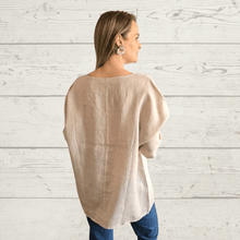 Cargar imagen en el visor de la galería, Blusa de Lino Italiano escote en V, color Beige
