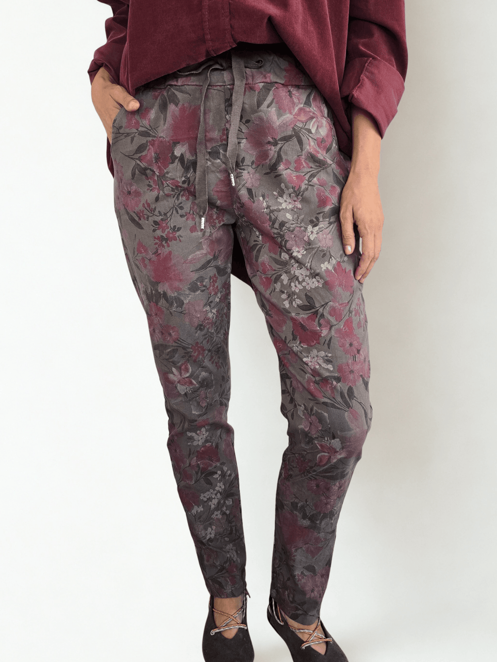 Pantalón Jogger Italiano estampado, fondo Chocolate con Guinda