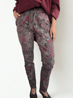 Pantalón Jogger Italiano estampado, fondo Chocolate con Guinda