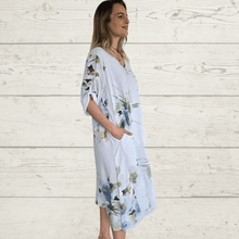 Cargar imagen en el visor de la galería, Vestido Estampado escote en V, fondo Blanco
