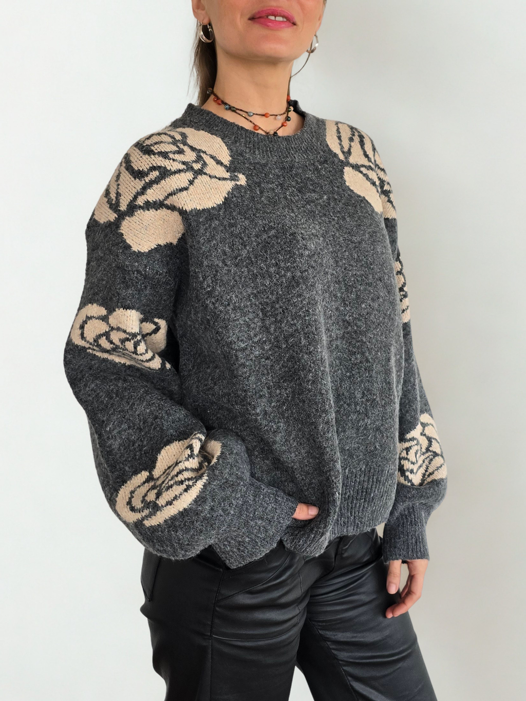 Sweater Flores en las Mangas, color Gris