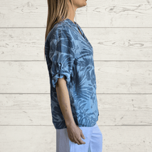 Cargar imagen en el visor de la galería, Blusa de lino Italiano estampado dos colores, fondo celeste

