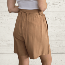 Cargar imagen en el visor de la galería, Short Italiano de Viscosa con lazo en la cintura, color Camel
