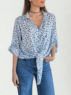 Blusa Lunares escote en V, fondo Celeste con Azul