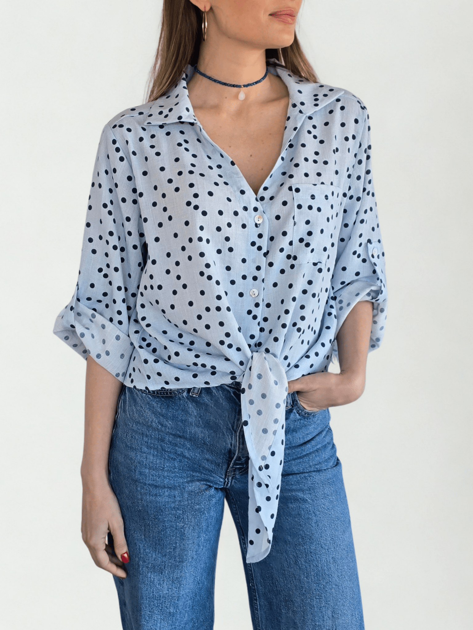 Blusa Lunares escote en V, fondo Celeste con Azul