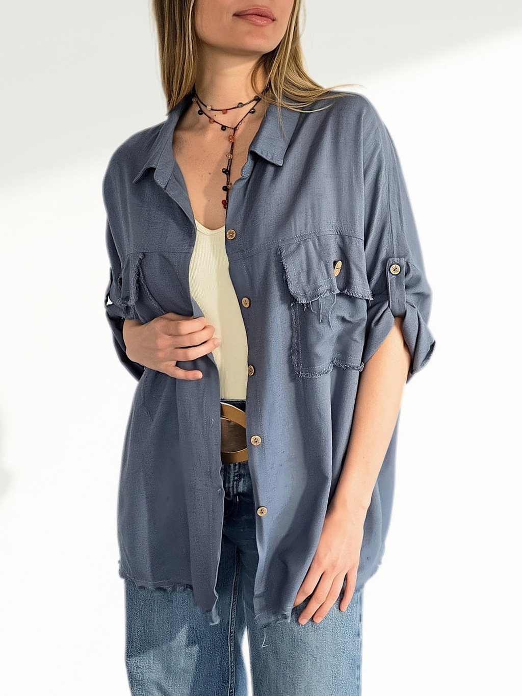 Blusa Bolsillos Desflecados, color Azul Jeans