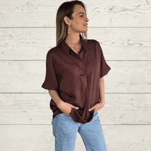 Cargar imagen en el visor de la galería, Blusa básica escote en V, color Chocolate
