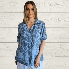 Cargar imagen en el visor de la galería, Blusa de lino Italiano estampado dos colores, fondo celeste

