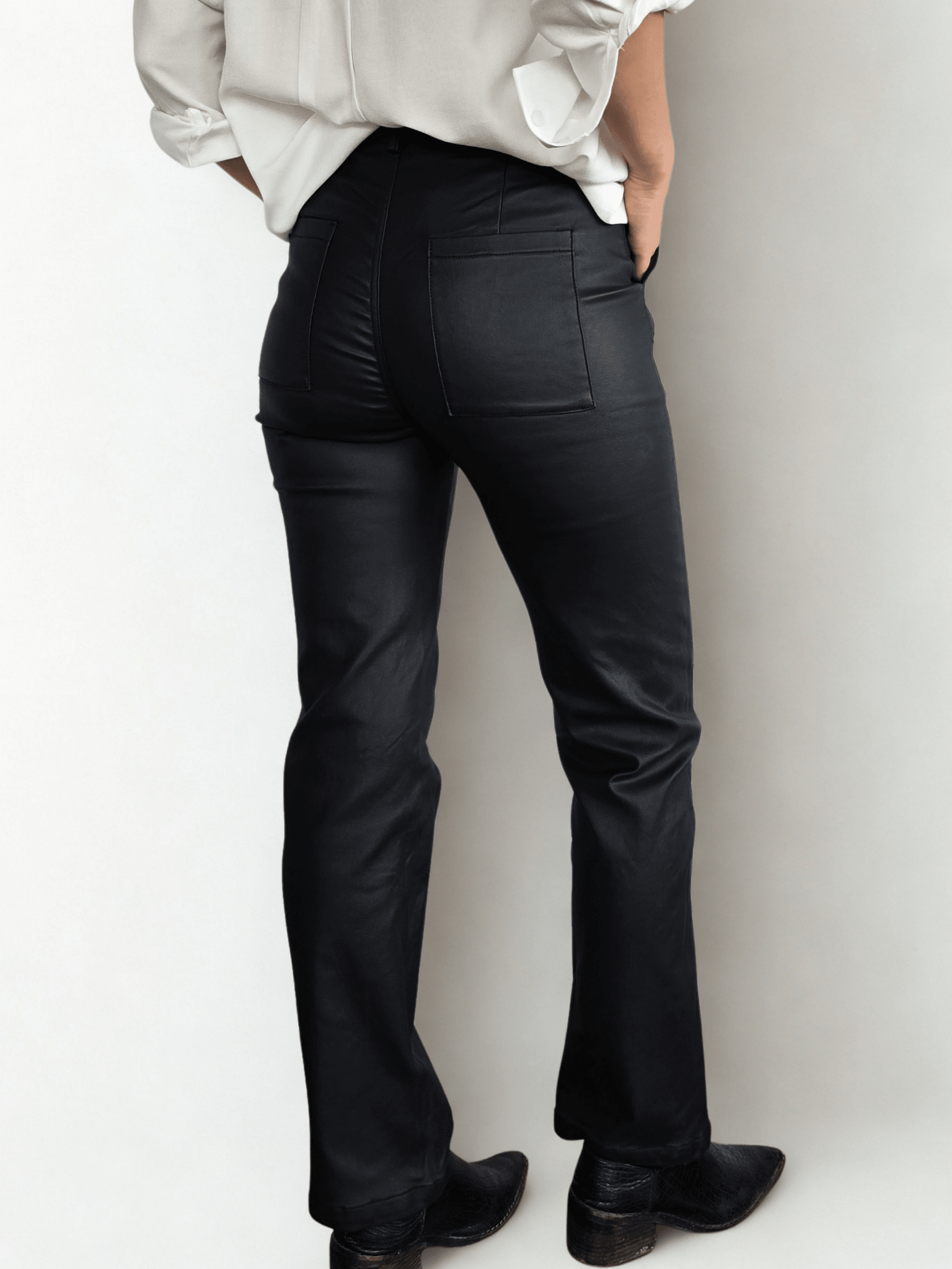 Pantalón eco cuero opaco, color negro
