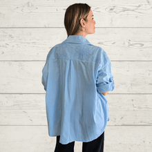Cargar imagen en el visor de la galería, Blusa Italiana Bordada con flores, color Celeste
