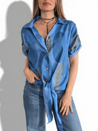 Blusa Estampada con Nudo, fondo Azul