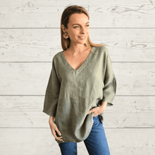 Cargar imagen en el visor de la galería, Blusa de Lino Italiano escote en V, color Verde Musgo
