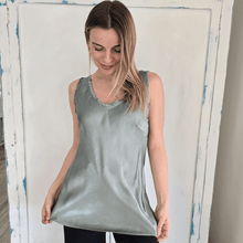 Cargar imagen en el visor de la galería, Blusa Italiana sin mangas, color Verde Musgo
