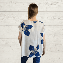Cargar imagen en el visor de la galería, Blusa Italiana estampada escote en V, fondo Beige con Azul
