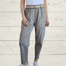 Cargar imagen en el visor de la galería, Pantalón Jogger Italiano dos bolsillos desflecados, color Taupe
