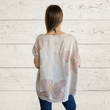 Cargar imagen en el visor de la galería, Blusa Italiana Estampada escote en V, fondo Beige con Rosado
