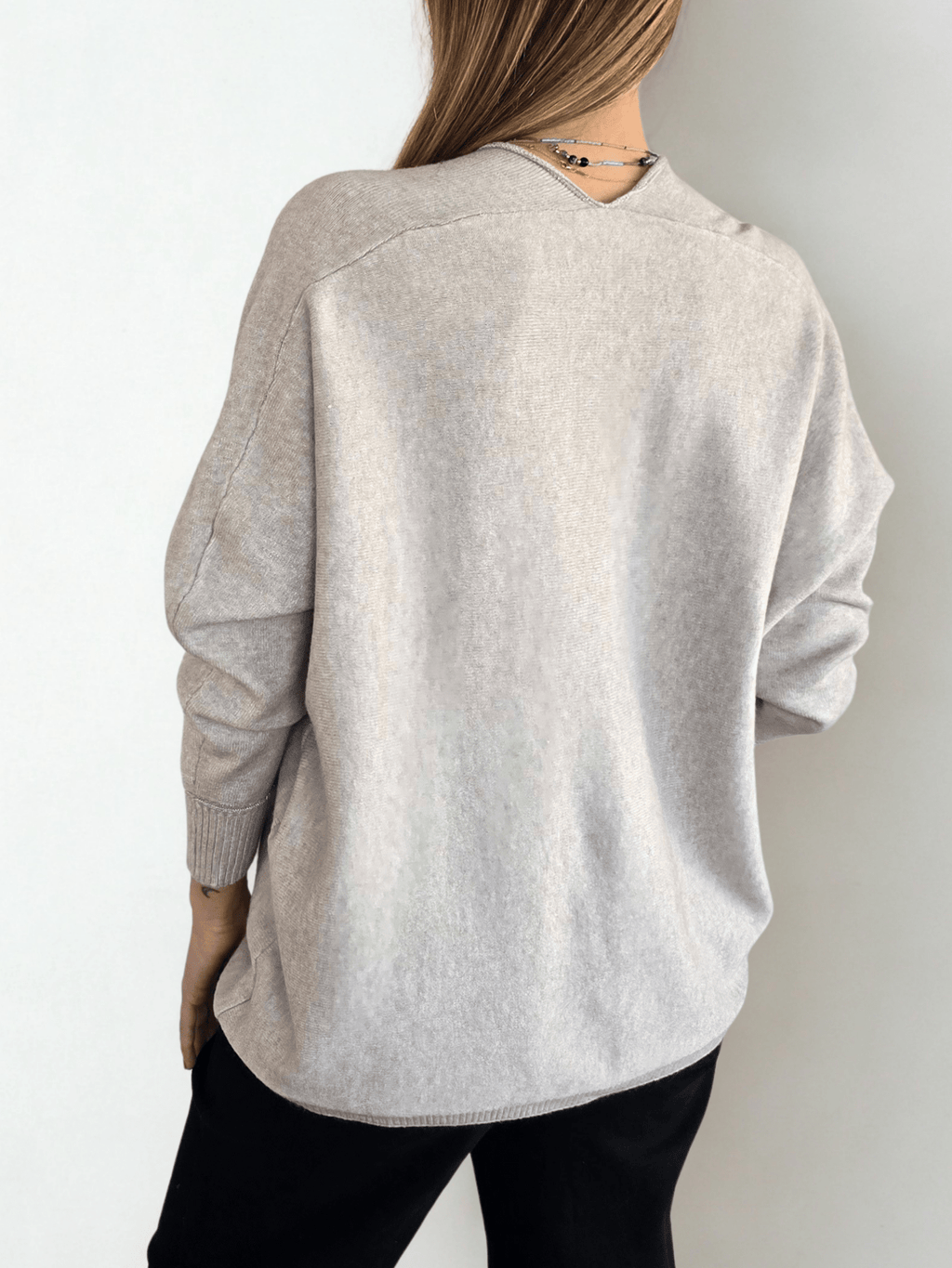 Sweater escote en V con ribete, color Beige