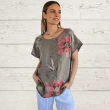 Cargar imagen en el visor de la galería, Blusa Italiana Estampada, fondo Taupe
