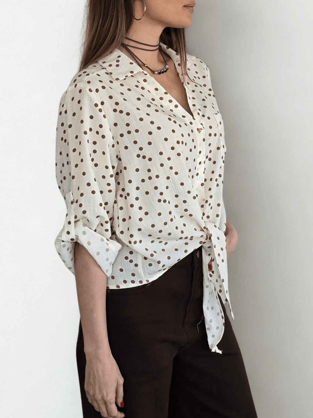 Blusa Lunares escote en V, fondo Beige con Camel