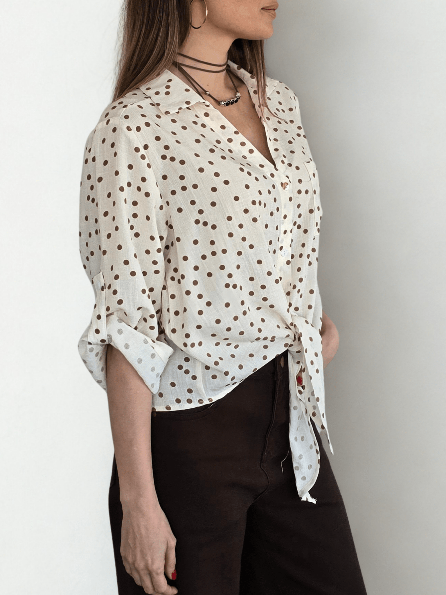 Blusa Lunares escote en V, fondo Beige con Camel