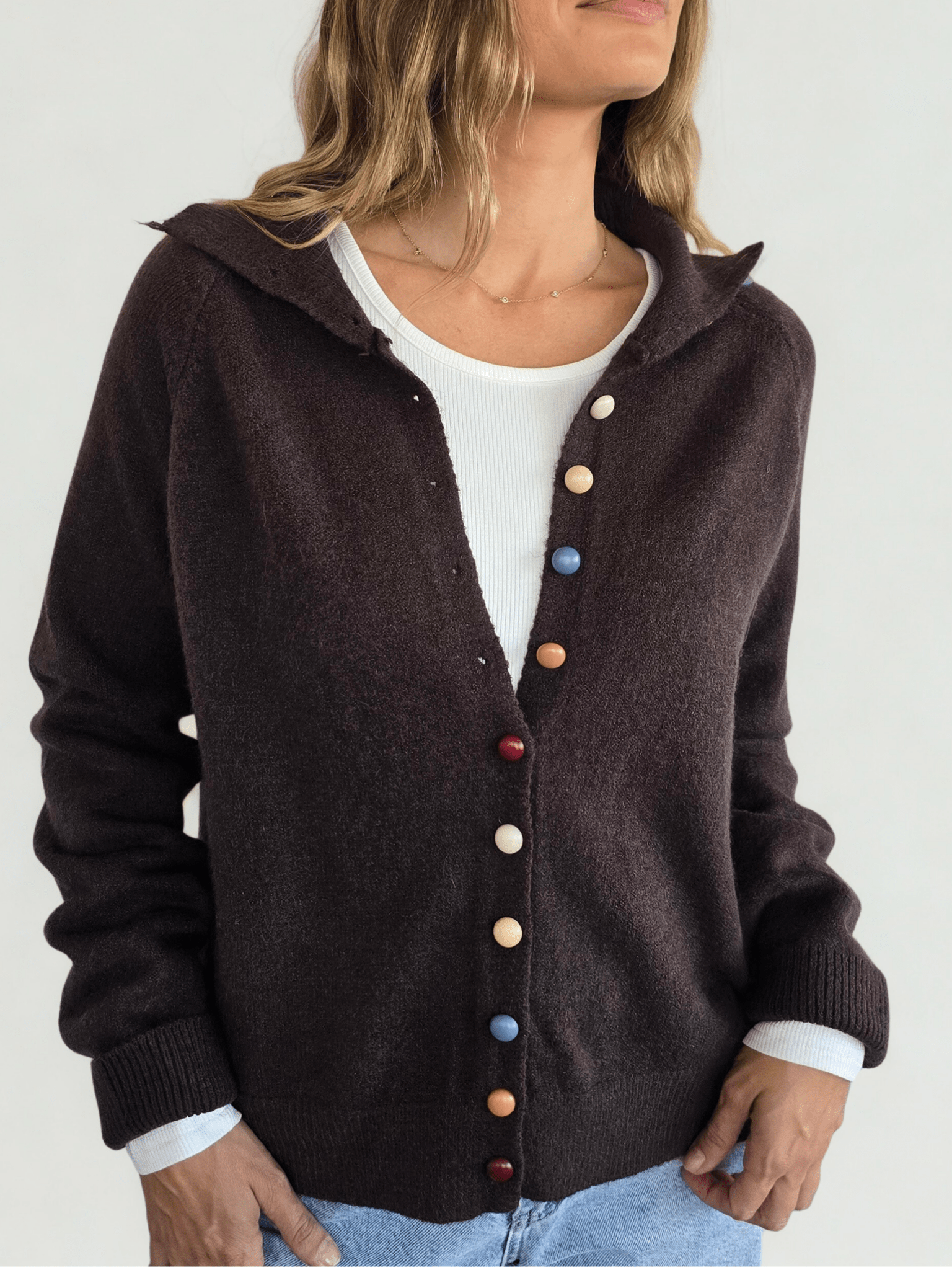 Chaleco con Botones de Colores, color Chocolate