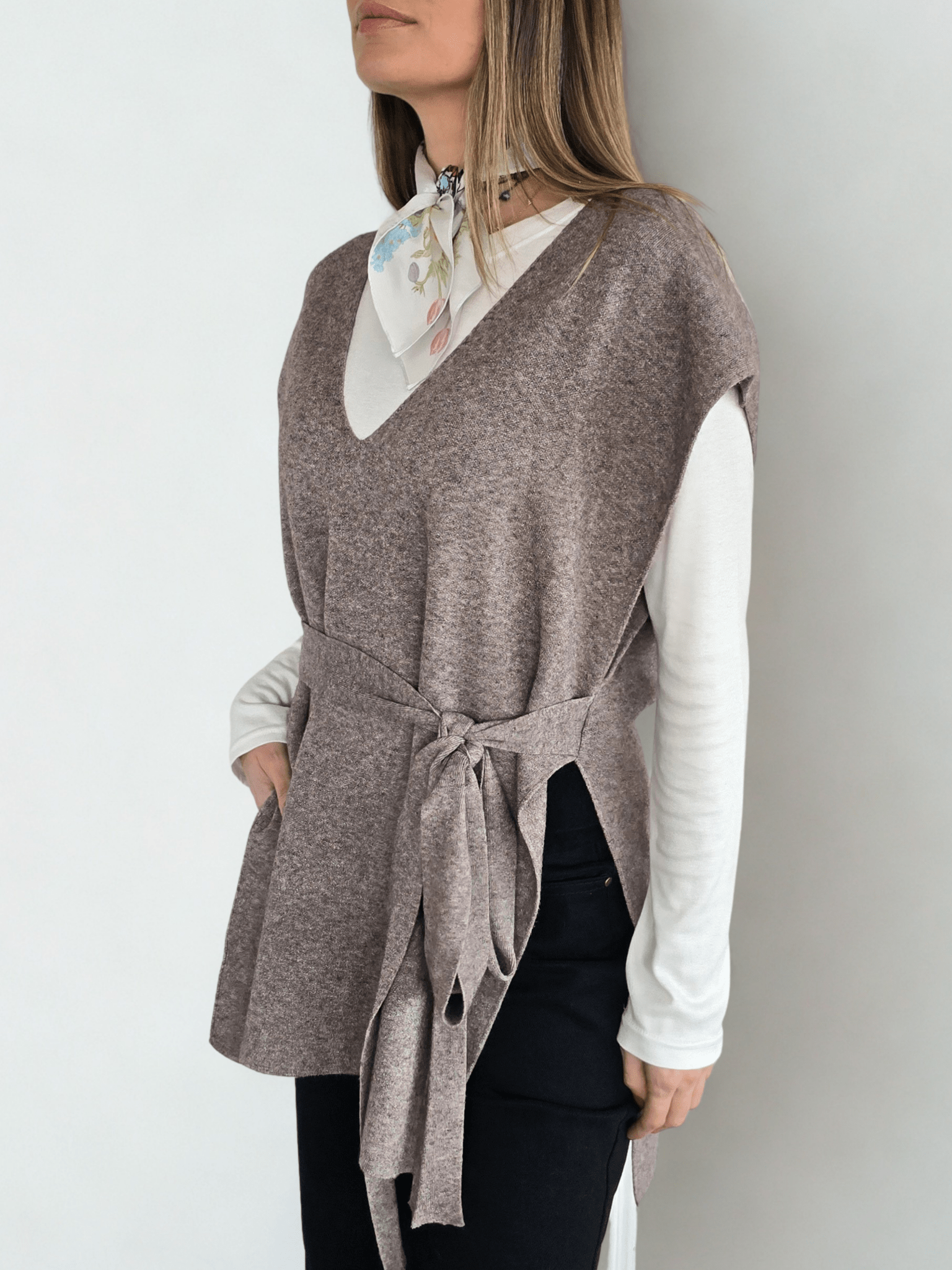 Sweater sin Mangas Lazo, color Taupe