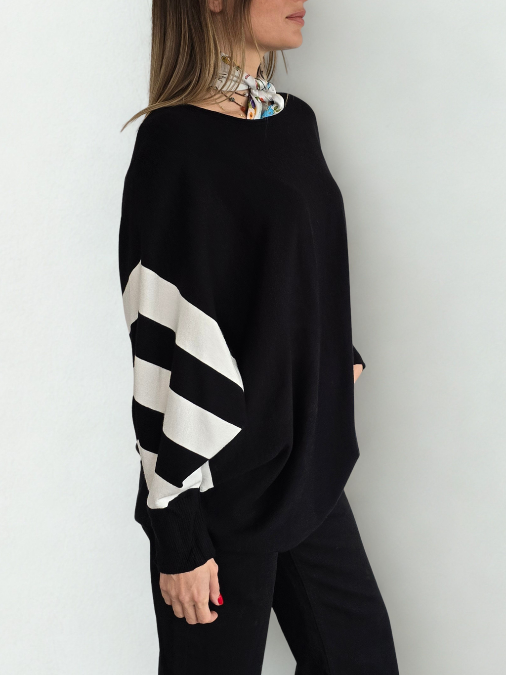 Sweater Mangas Rayadas, color Negro con Blanco