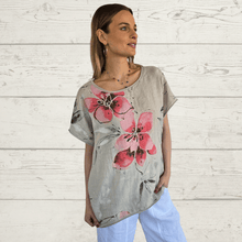 Cargar imagen en el visor de la galería, Blusa Italiana Estampada, fondo Beige
