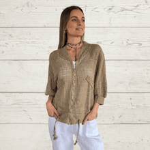 Cargar imagen en el visor de la galería, Chaqueta Bomber Italiana crochet, color Camel
