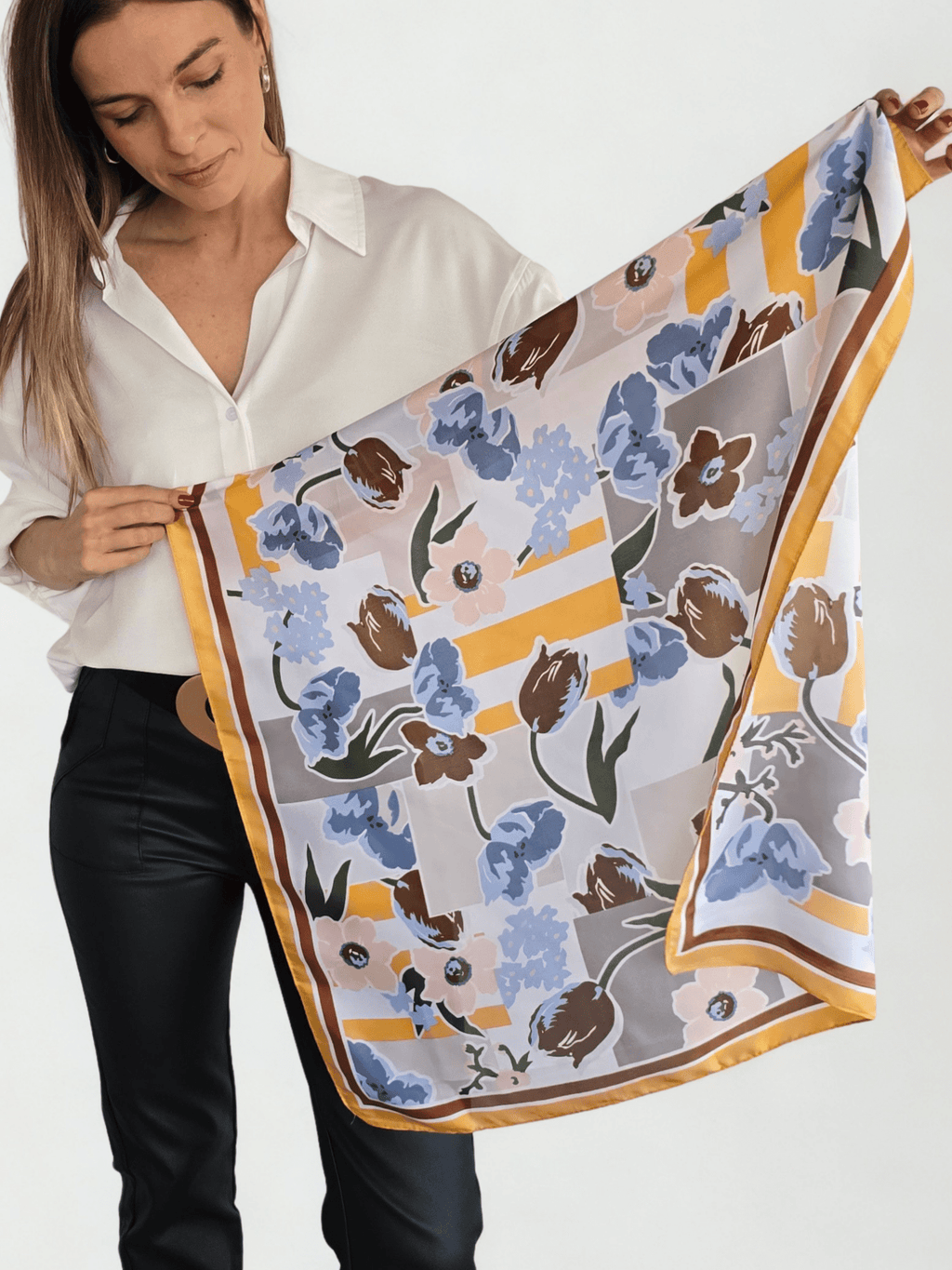 Pañuelo Estampado con Flores, orilla Mostaza