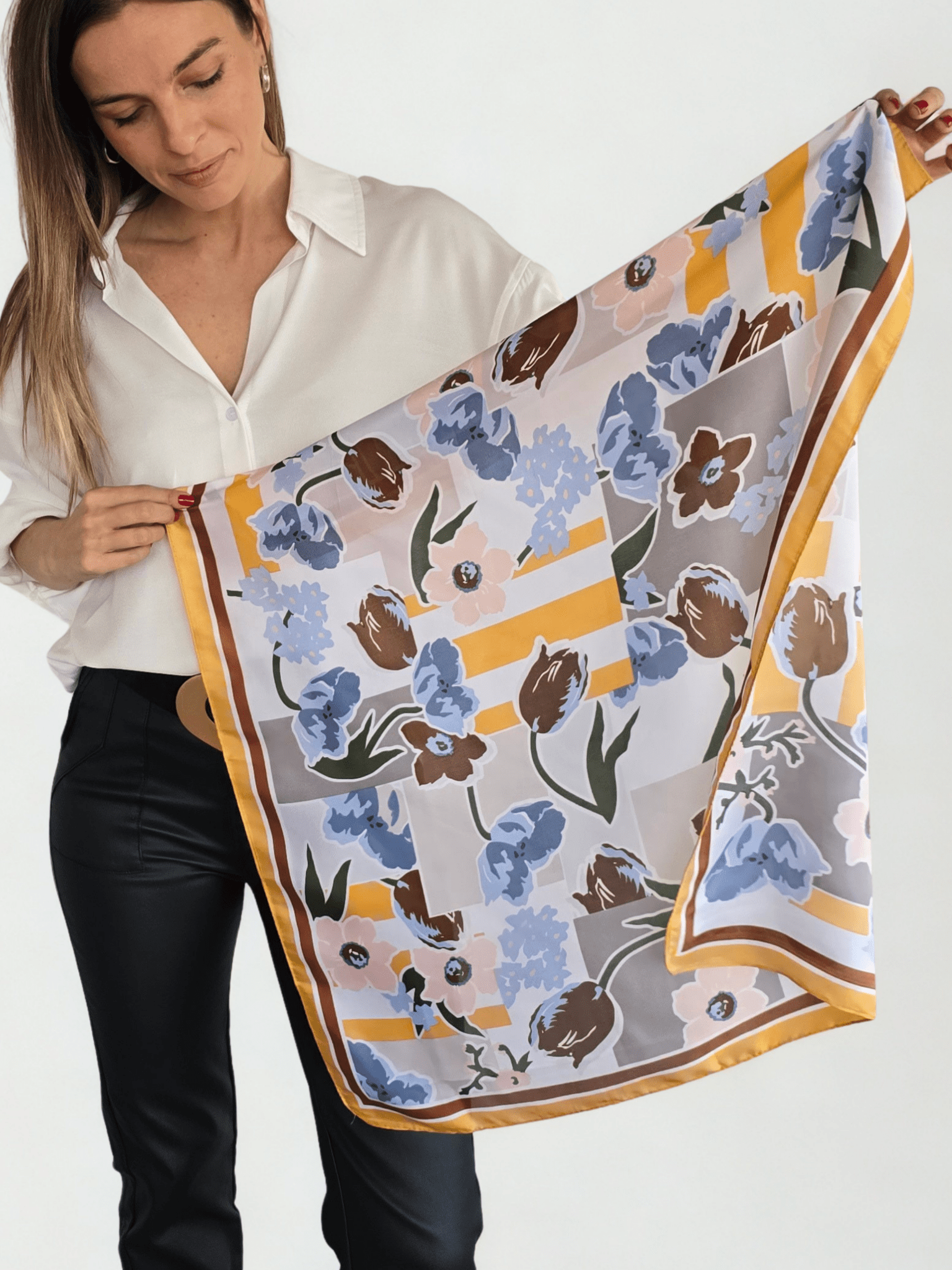 Pañuelo Estampado con Flores, orilla Mostaza