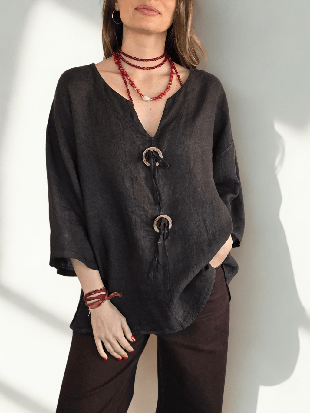 Blusa Italiana 100% Lino, dos botones, color Café