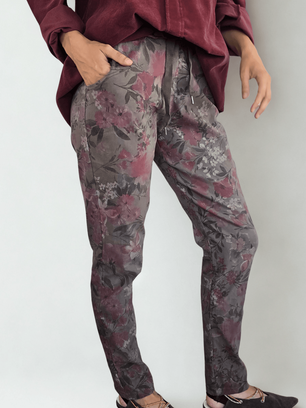 Pantalón Jogger Italiano estampado, fondo Chocolate con Guinda