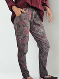Pantalón Jogger Italiano estampado, fondo Chocolate con Guinda