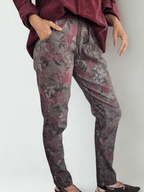 Pantalón Jogger Italiano estampado, fondo Chocolate con Guinda