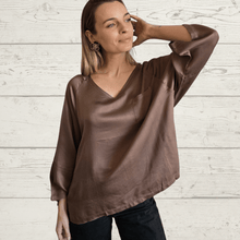 Cargar imagen en el visor de la galería, Blusa ancha escote en V, color Chocolate
