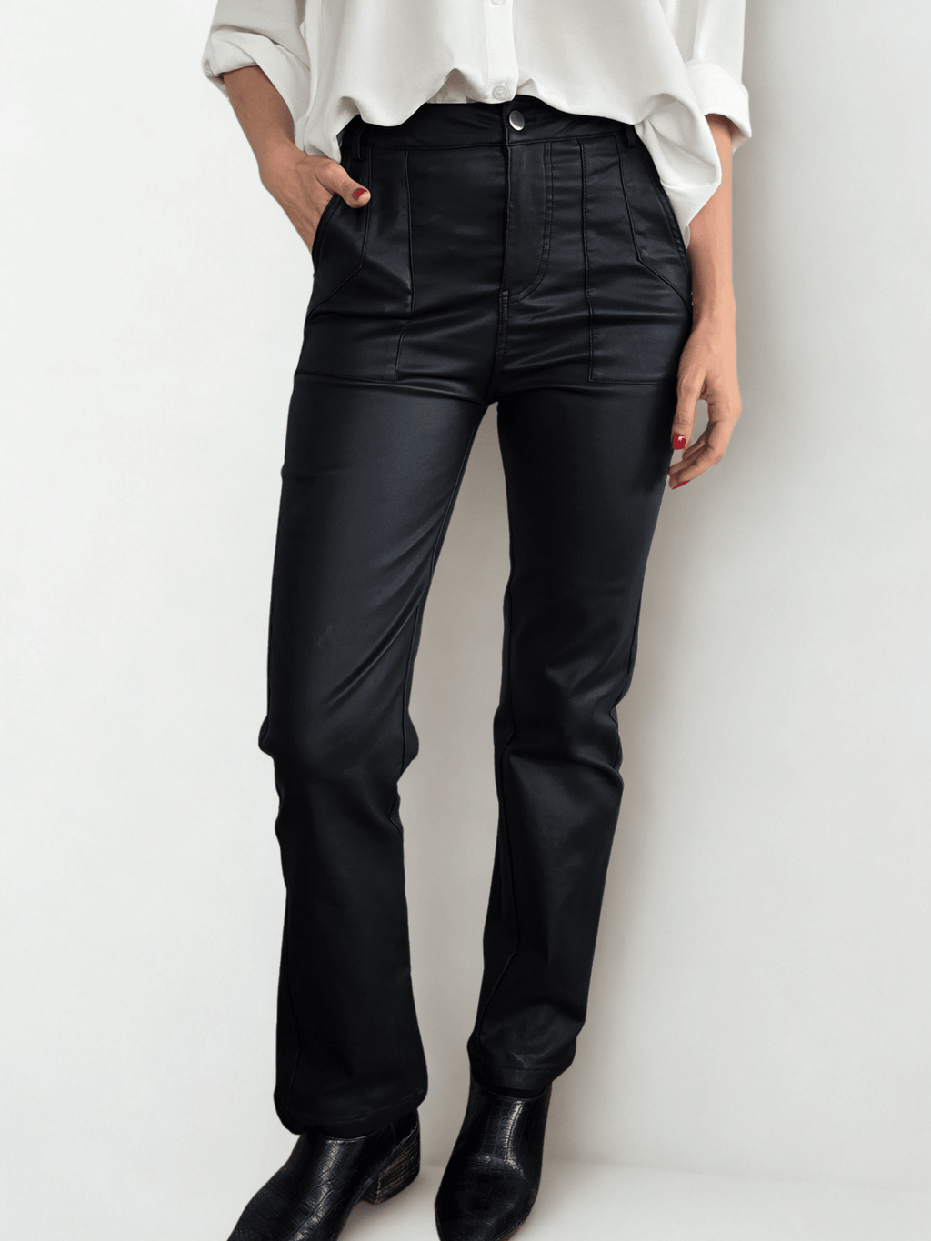 Pantalón eco cuero opaco, color negro