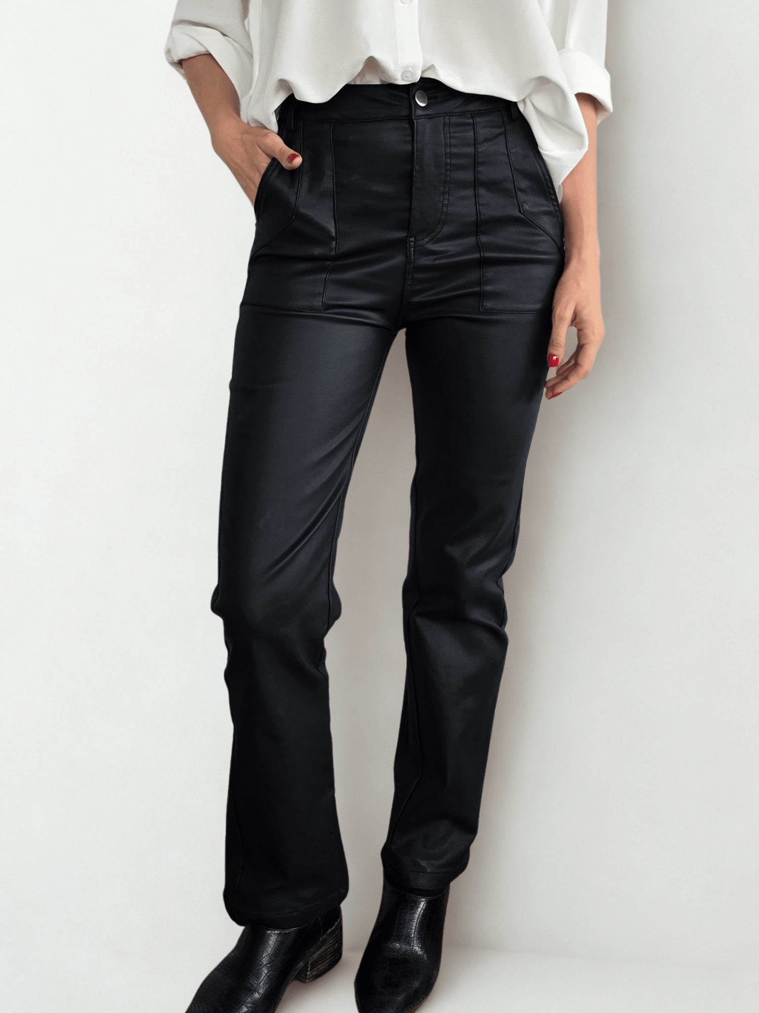 Pantalón eco cuero opaco, color negro