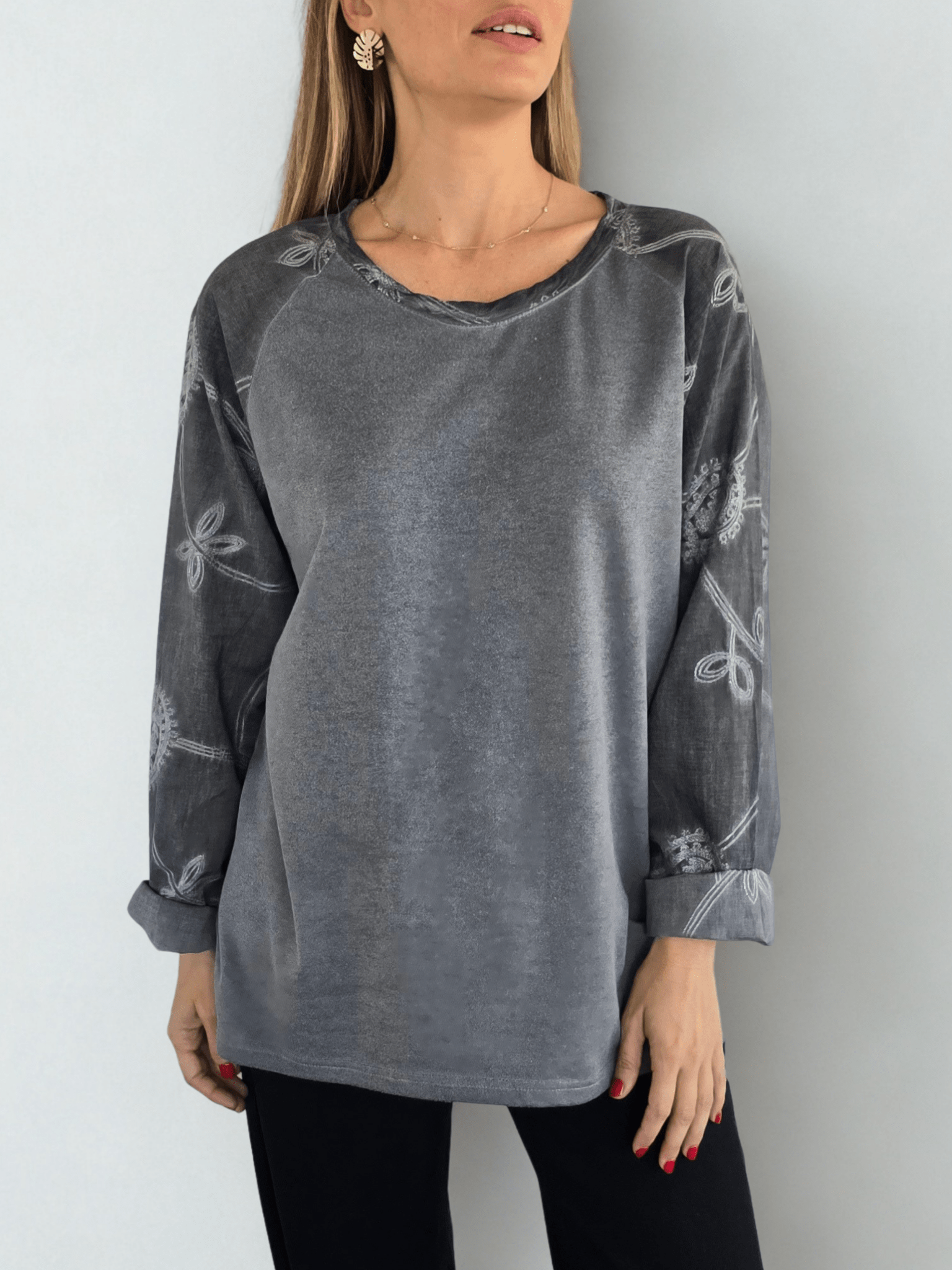 Polera con mangas bordadas, color Gris