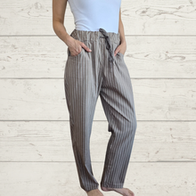 Cargar imagen en el visor de la galería, Pantalón Jogger Italiano Rayado, fondo Taupe con Blanco
